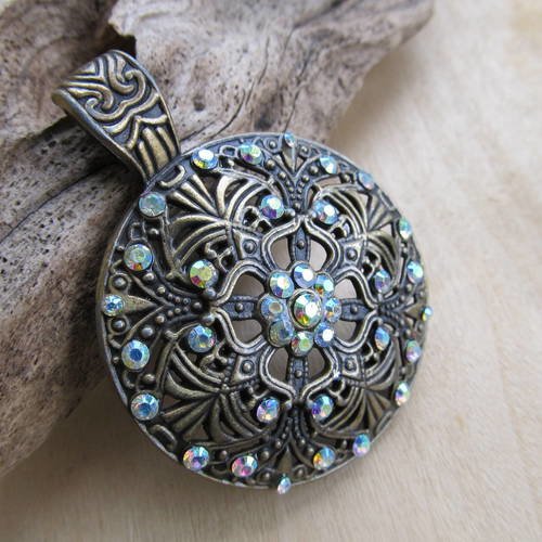 *grand pendentif en filigrane de forme ronde de  61 x 47 x 4 mm en métal bronze et strass.