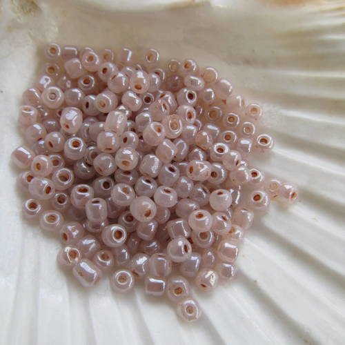 *sachet de 25 g de perles de rocaille de 4 mm en verre de couleur : marron glacé.