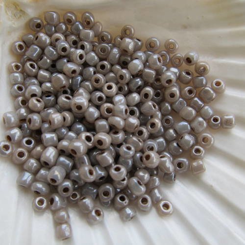 *sachet de 25 g de perles de rocaille de 4 mm en verre de couleur : taupe nacré.