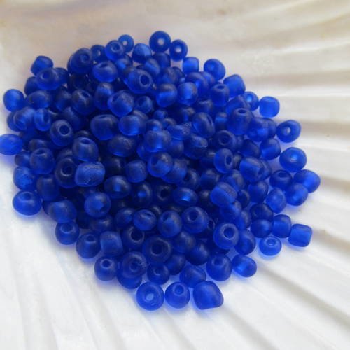 *sachet de 25 g de perles de rocaille de 4 mm en verre de couleur : bleu cobalt.