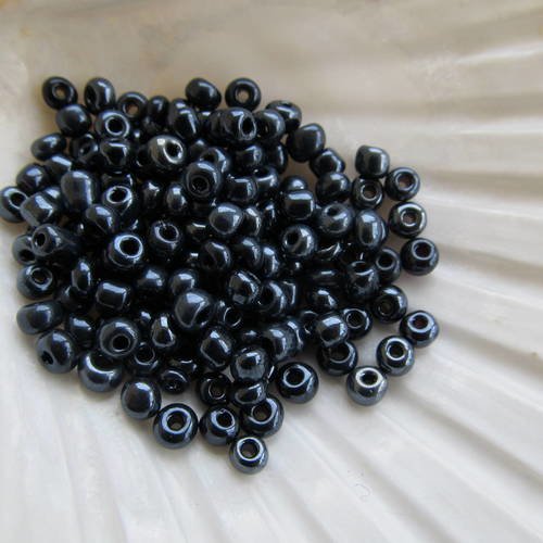 *sachet de 25 g de perles de rocaille de 4 mm en verre de couleur : gris plomb.
