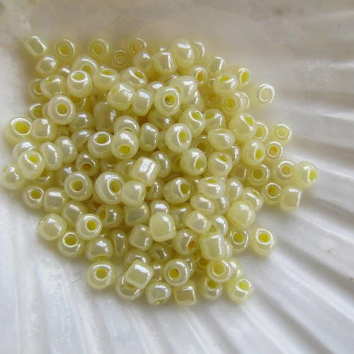 *sachet de 25 g de perles de rocaille de 4 mm en verre de couleur: ivoire nacré.