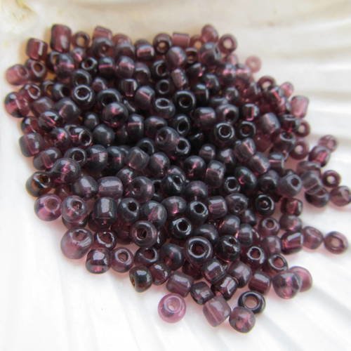 *sachet de 25 g de perles de rocaille de 4 mm en verre de couleur : prune.