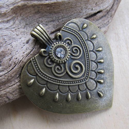 *pendentif en forme de cœur de  51 x 58 mm en métal couleur bronze.