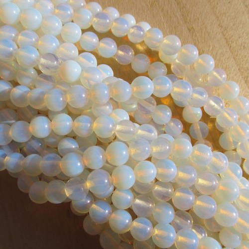 Lot de vingt perles de 6mm  en verre opaline teinté blanc laiteux (imitation opale).