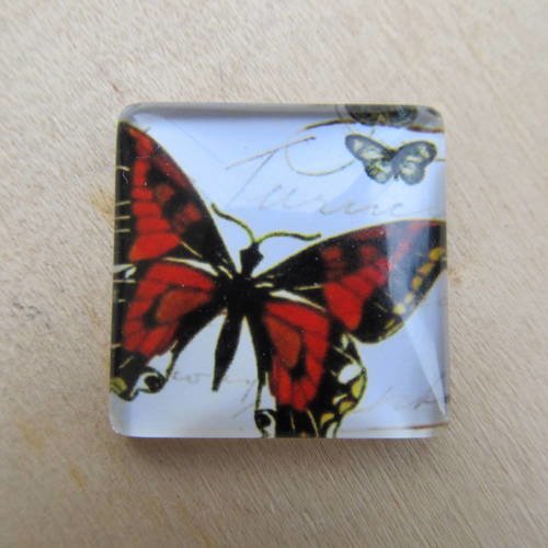Cabochon en verre de forme carrée de 25 x 25 mm avec image de fond décor: papillon.