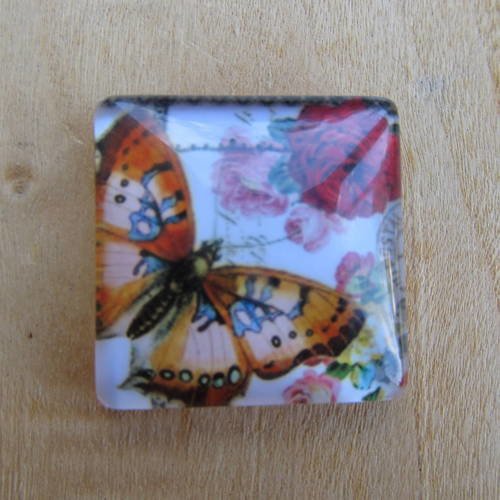 Cabochon en verre de forme carrée de 25 x 25 mm avec image de fond décor: papillon.