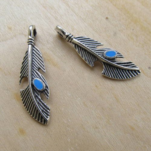 *pendentif en forme de plume de 40 x 11 x 3 mm en métal argent incrusté d’émail bleu.