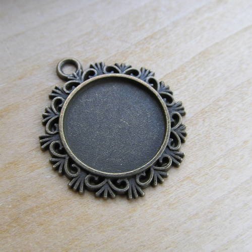 Pendentif support de forme ronde de 34 x 29 mm en métal bronze pour cabochon de 20mm. 