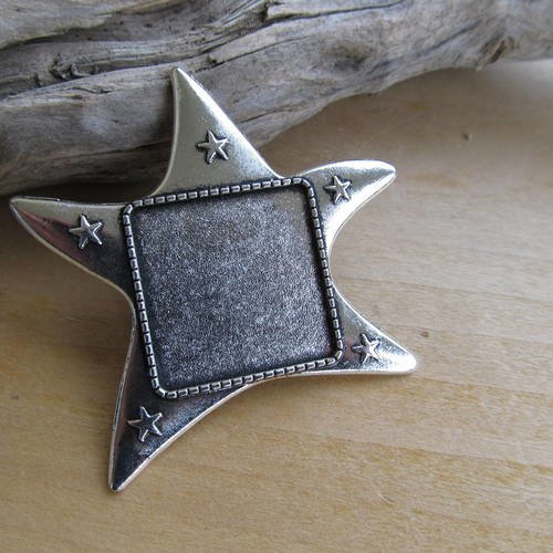 Broche forme étoile de 60 mm pour cabochon de 25 x 25 mm, en métal couleur argent vieilli. 