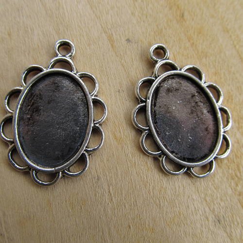 Lot de 2 petits pendentifs de 29 mm de couleur argent vieilli pour cabochons de 18 x 13 mm. 