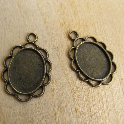 Lot de 2 petits pendentifs de 29 mm de couleur bronze pour cabochons de 18 x 13 mm. 
