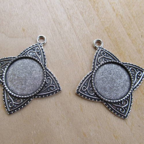 Pendentif support de forme carrée de 45 x 40 mm en métal pour cabochon de 20mm. 