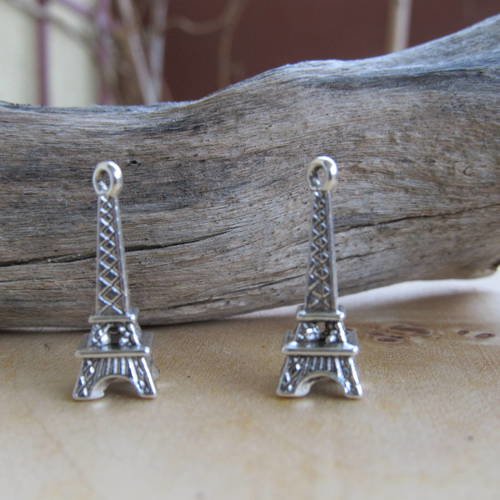 *lot de 2 breloques en forme de tour eiffel de 24 x 8 mm argent vieilli.