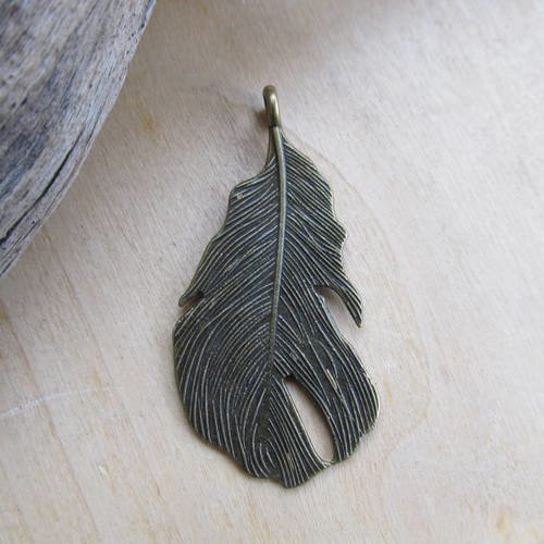 Pendentif en forme de plume de 49 x 24 x 2 mm en métal couleur bronze. 