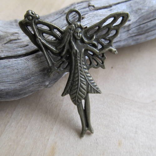 Pendentif représentant une fée ailée de 49 x 39 mm en métal bronze. 