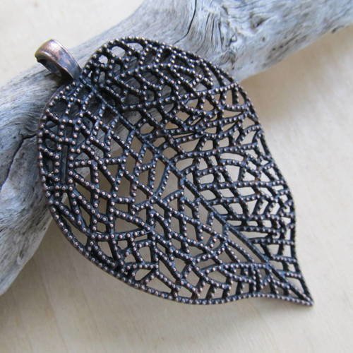 *grand pendentif en forme de feuille de  85x51x5mm en métal filigrané couleur cuivre.