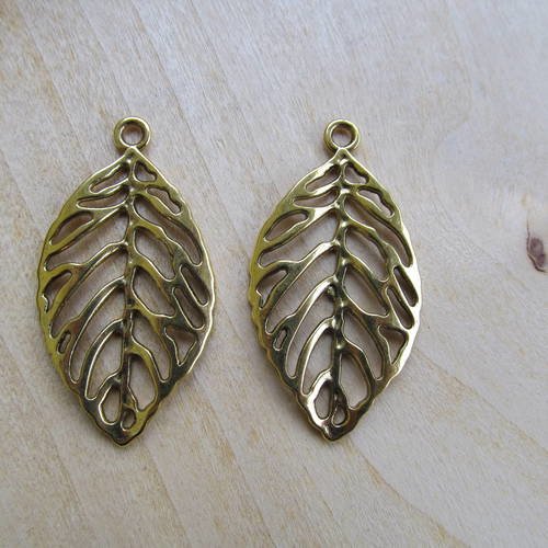 *lot de 2 pendentifs en forme de feuille filigranée nervurée de 49.5 x 27.5 mm en métal couleur vieil or.