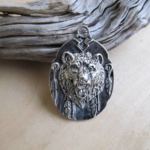 *pendentif tête d'ours grizzli de 48 x 33 mm en métal argent vieilli.