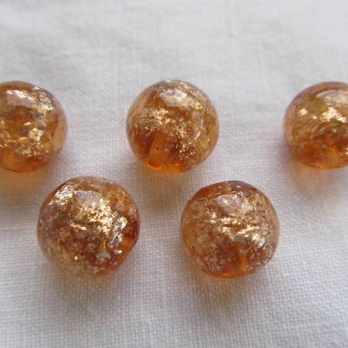 Perle en verre pailleté fabriquée à la main de 13 mm de diamètre de couleur: ambre. 