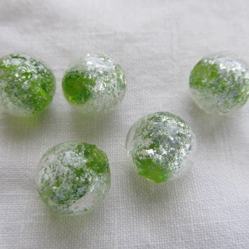 Perle en verre pailleté fabriquée à la main de 13 mm de diamètre de couleur: vert anis. 