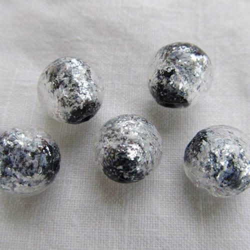 Perle en verre pailleté fabriquée à la main de 13 mm de diamètre de couleur: noir. 