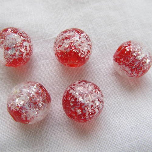 Perle en verre pailleté fabriquée à la main de 13 mm de diamètre de couleur: rouge. 