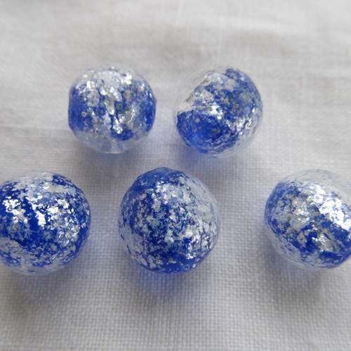 Perle en verre pailleté fabriquée à la main de 13 mm de diamètre de couleur: bleu outremer. 