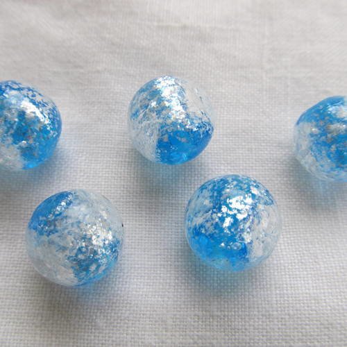 Perle en verre pailleté fabriquée à la main de 13 mm de diamètre de couleur: bleu ciel. 
