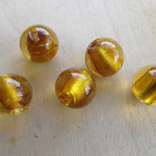 *perle en verre de 14 mm avec feuille d'argent fabriquée à la main de couleur: doré.