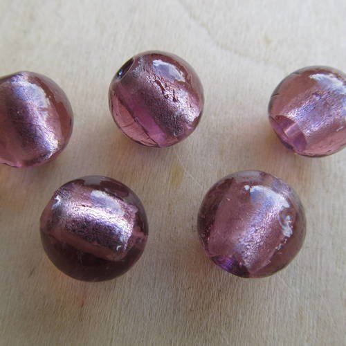 *perle en verre de 14 mm avec feuille d'argent fabriquée à la main de couleur: bruyère.