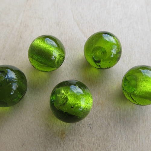 *perle en verre de 14 mm avec feuille d'argent fabriquée à la main de couleur: vert mousse.