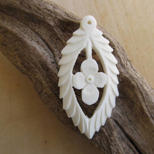 Pendentif en forme de feuille de 53 x 27 x 3 mm en os, au motif floral sculptée à la main. 