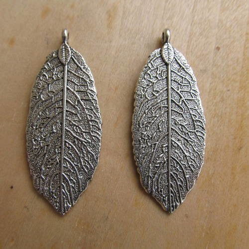 Pendentif en forme de feuille nervurée de 49 x 20 mm en métal couleur argent vieilli. 