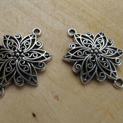 Connecteur en de forme fleur étoilée, en filigrane, de  40 x 28 mm en métal couleur:  argent vieilli. 