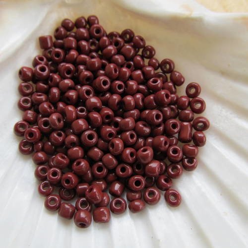 *sachet de 25 g de perles de rocaille de 4 mm en verre de couleur bois.