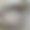 Lot de 10 perles de 10mm en pierre fossile de couleur blanc ivoire. 