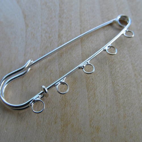 Grand support broche épingle de 70 x 21 mm avec 5 oeillets attaches breloques en métal couleur nickel.