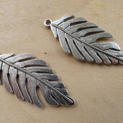 *pendentif feuille découpée de 46 x 22 mm en métal couleur argent vieilli.