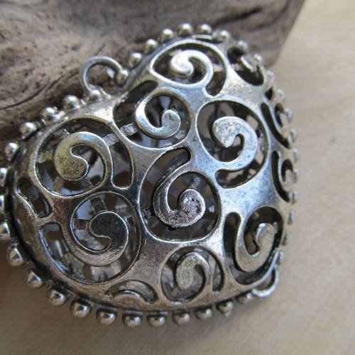 *grand pendentif en forme de cœur en filigrane de  50 x 58 mm en métal argenté.