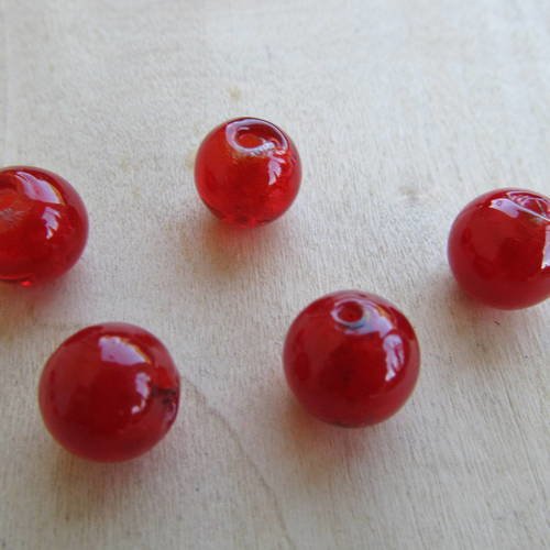 *perle en verre et feuille d'argent faite à la main couleur: rouge groseille.
