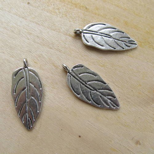Lot de 2 breloques feuille entière de 30 x 13.5 mm en métal couleur argent vieilli.