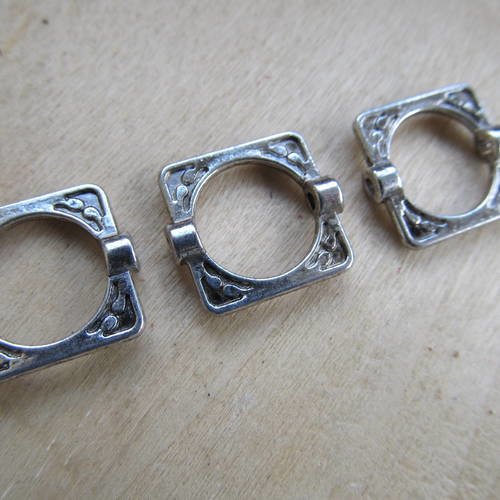 Lot de 5 perles armatures de forme carrée de 16 x 14 mm en métal couleur argent vieilli.