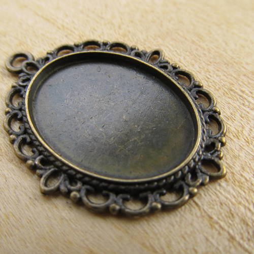 Pendentif support de forme ovale de 39 x 29 mm en métal bronze pour cabochon de 24x18. 