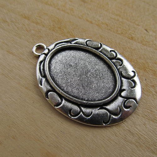 Pendentif support de forme ovale de 42 x 30 mm en métal pour cabochon de 24x18mm. 