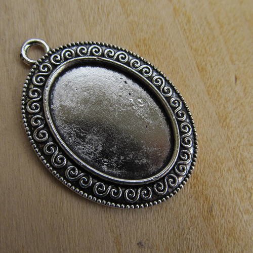 Pendentif support de forme ovale de 39 x 28 mm en métal pour cabochon de 24x18. 