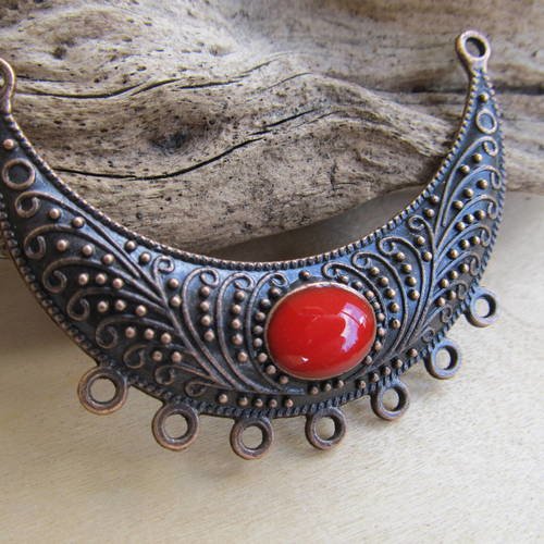 *pendentif en forme de demi-lune de 54 x 19 x 3 mm en métal couleur: cuivre rouge.
