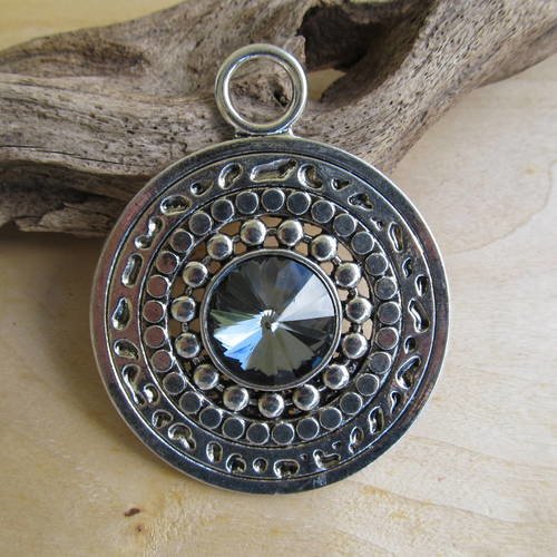 *grand pendentif de forme ronde avec strass fumé, de 73 x 59 x 11 mm en métal de couleur argent vieilli.