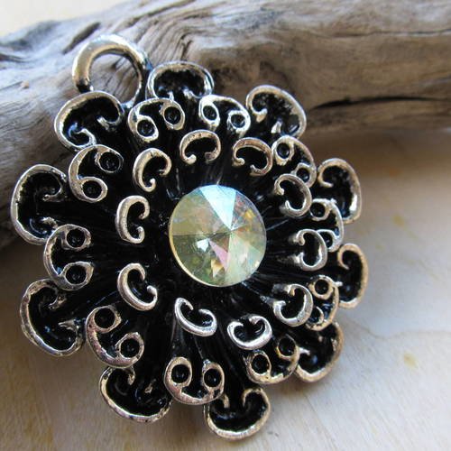 *grand pendentif en forme de fleur de  60 mm en métal émaillé et strass.