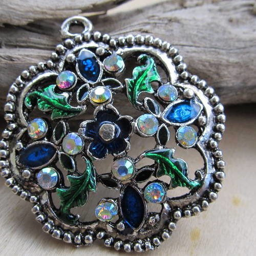 *grand pendentif rond  de 51 mm en métal orné d'un joli décor floral filigrané émaillé incrusté de strass.